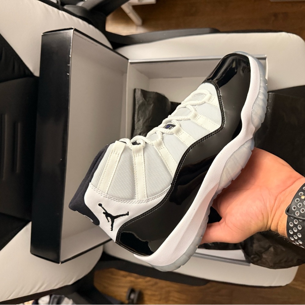 Nike AJ11 Concord VNDS Men's Black and White Sneakers worn once